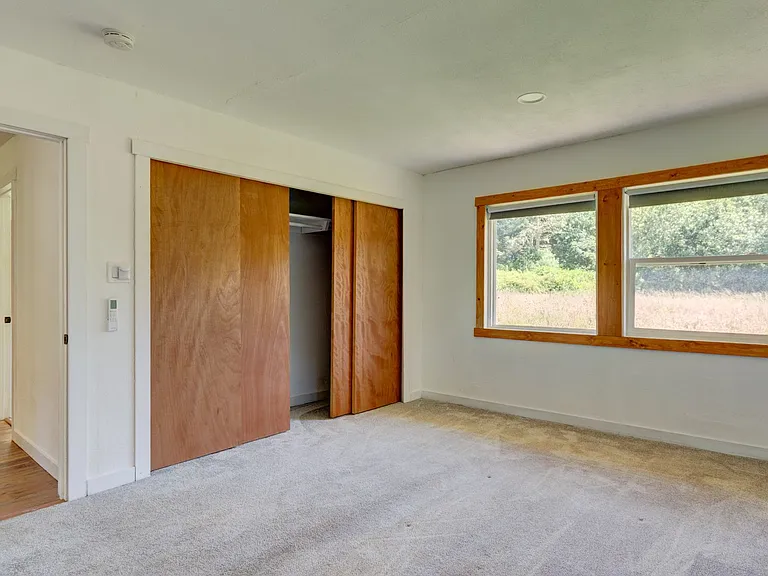1736 W Beach Rd — Photo 15
