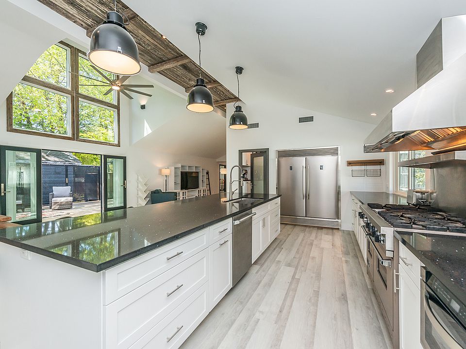 Dining area with clerestory windows and indoor_outdoor connection