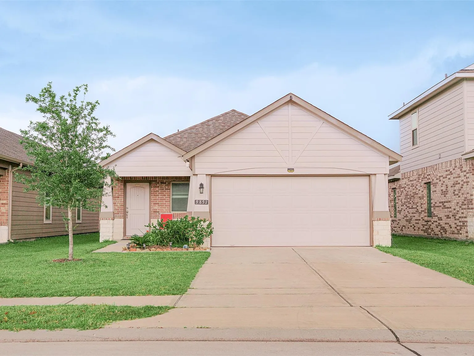 3 bed, 2.0 bath, 1584 sqft, $1,700 — Photo 2