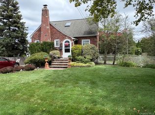 17 Somerset Ave, East Islip, NY 11730