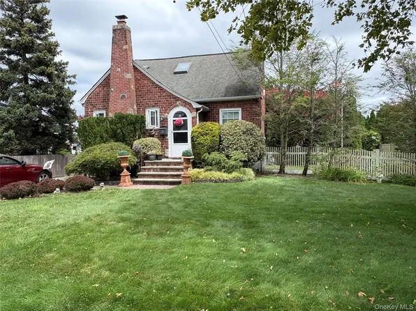 17 Somerset Avenue, East Islip, NY 11730