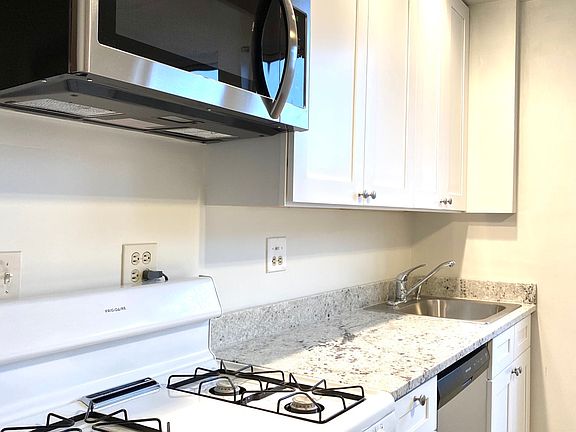4th image of 2352 N Damen Ave