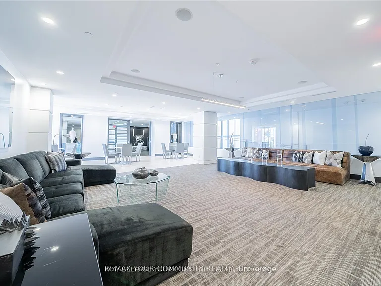 9471 Yonge St #230 — Photo 26