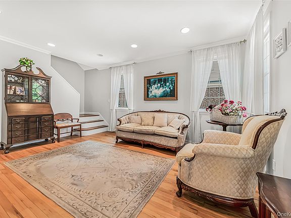 5th image of 248 Kensington Road S