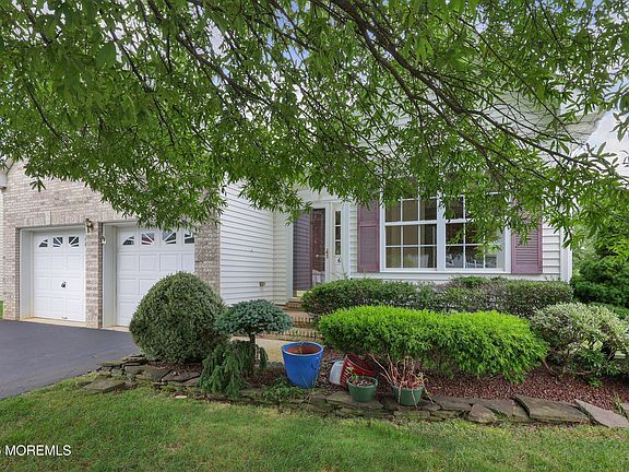 3rd image of 6 Silver Maple Lane