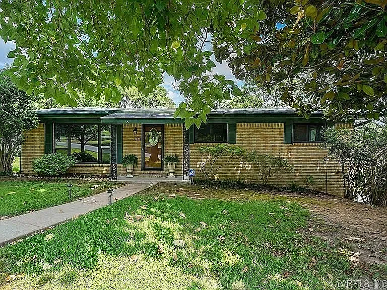104 Oakcrest St — Photo 1