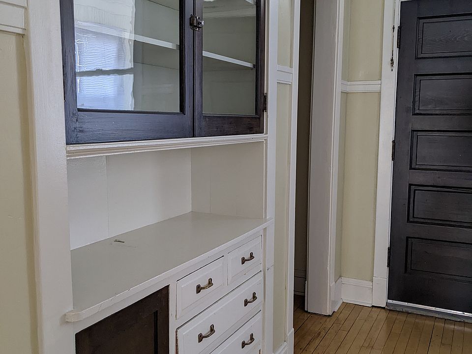 Kitchen Built-in Cabinet and Walk-in Pantry