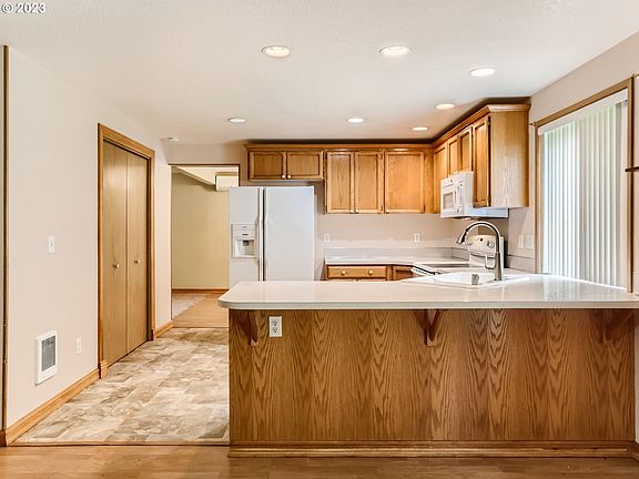 3rd image of 10901 NE 90th St