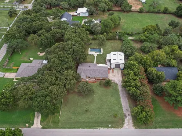 22 Spring Oaks Rd, Burleson, TX 76028