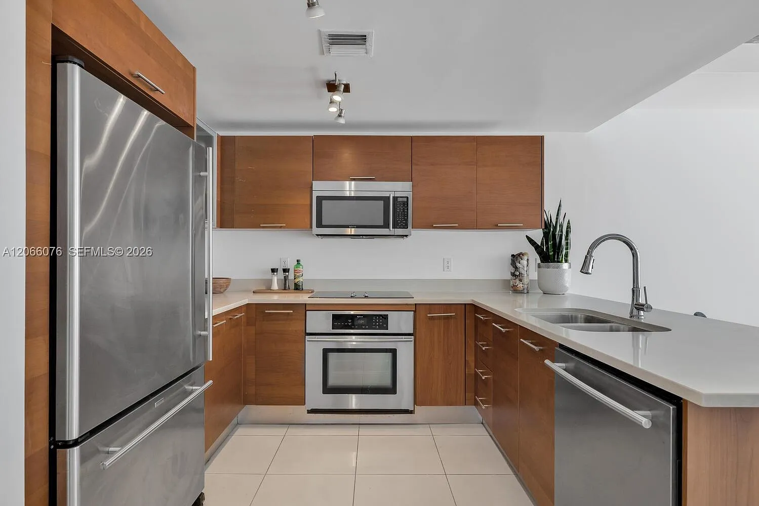 Midblock Miami Condo — Photo 3