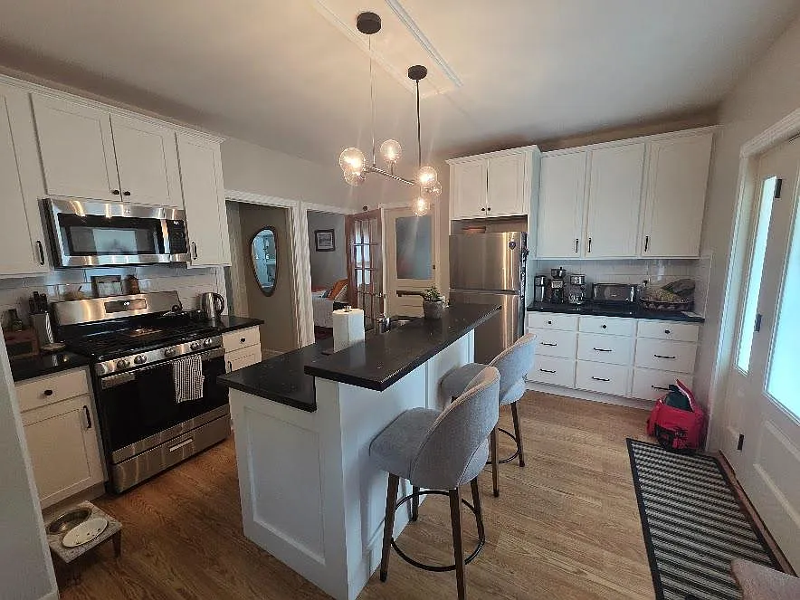 3331 James St - 3333 James St. Unit 1 — Photo 2