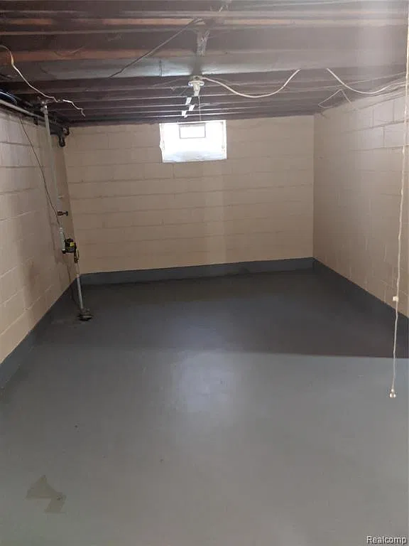 Very nice 3 bed , 1 bath Brick Ranch with fenced in yard! — Photo 4