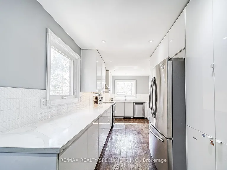 3148 Harris Cres #UPPER — Photo 4
