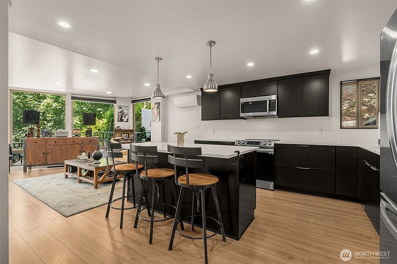 4th image of 507 W Mercer St #401