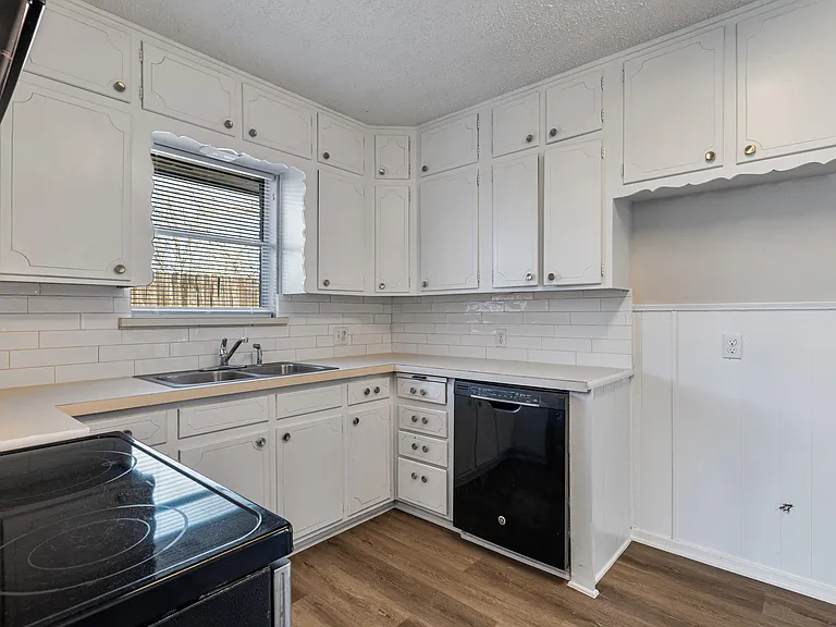 506 E White St — Photo 7