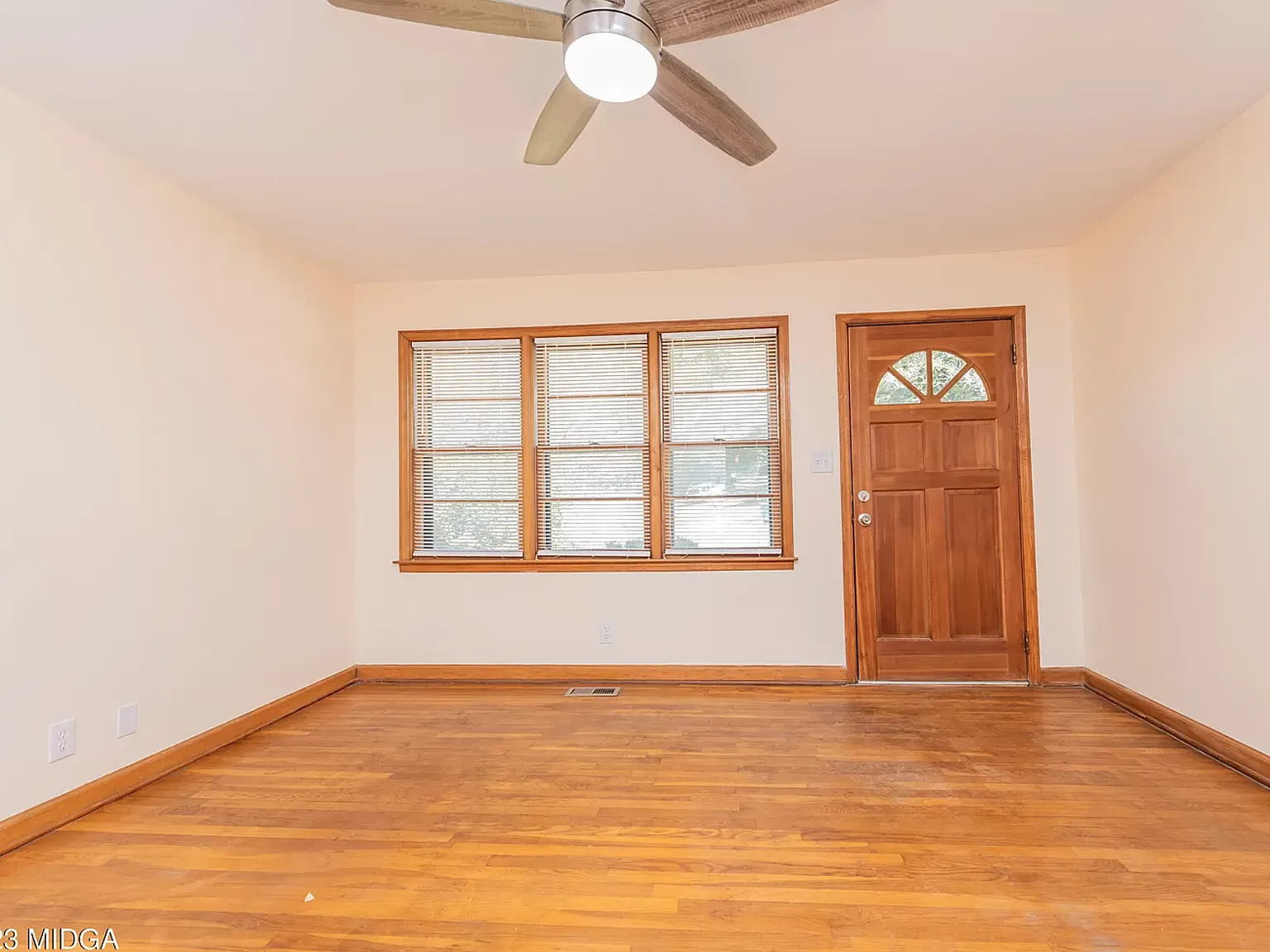 3 bed, 1.5 bath, 1014 sqft, $1,350 — Photo 3