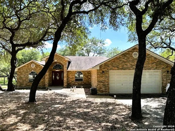 711 eagle creek, Floresville, TX 78114