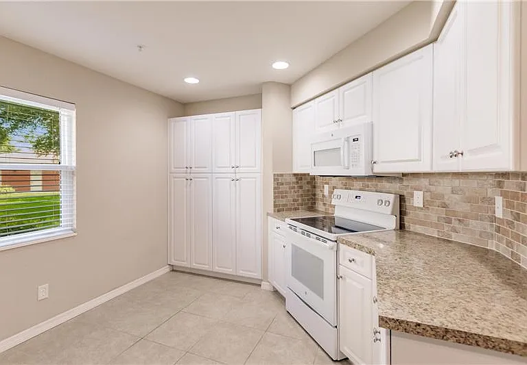 27400 Palmesta Cir #A — Photo 12