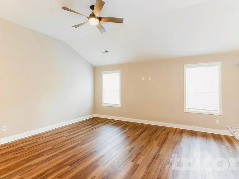 341 Green Hills Dr — Photo 2