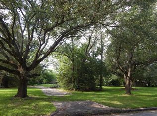 4 Colony Dr, Angleton, TX 77515