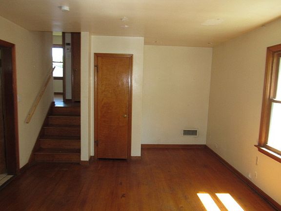 4th image of 233 N 3rd Ave