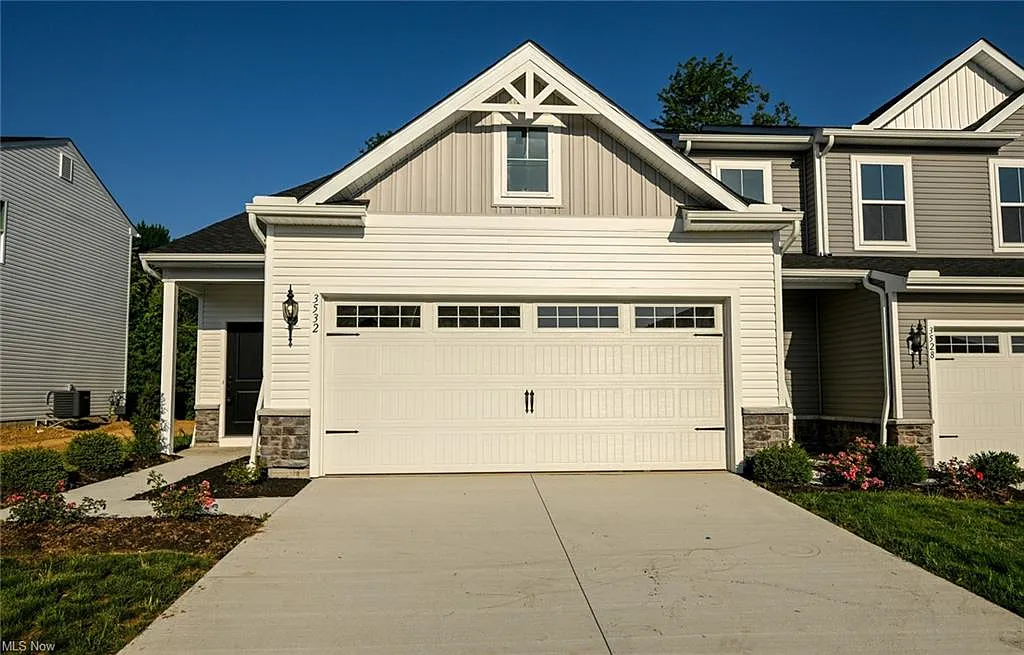 3 bed, 2.5 bath, 1645 sqft, $2,350 — Photo 2