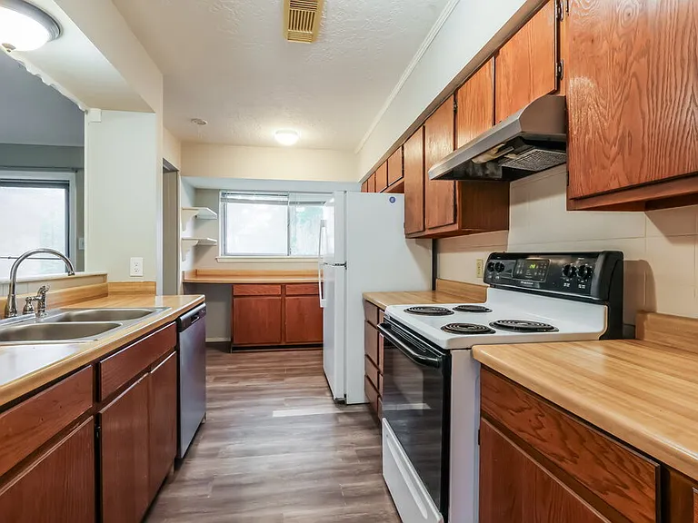 200 Montrose Cir — Photo 8