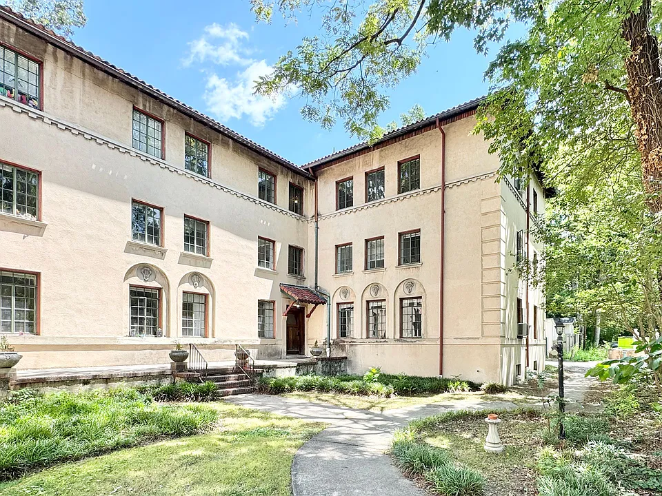 Winburn Court Apartments