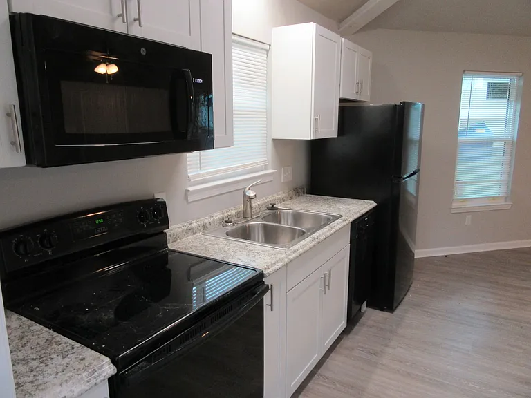 1304B Grace Ave — Photo 5