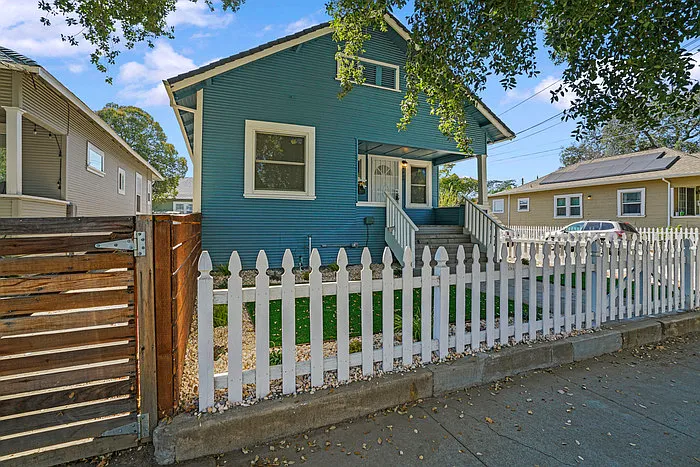 3 bed, 1.0 bath, 882 sqft, $1,950 — Photo 3