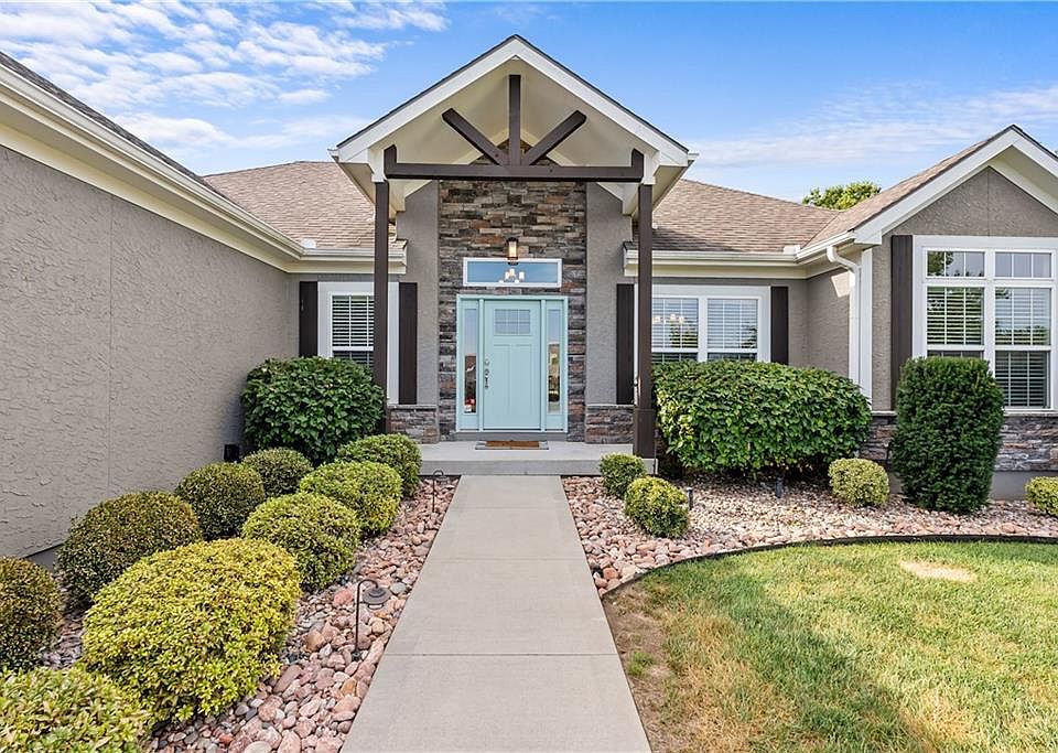 1st image of 820 SE Cedrus Ln