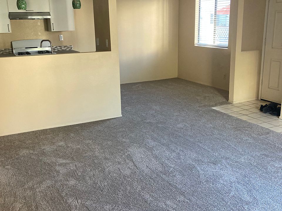 dining room area, brand new carpet throughout