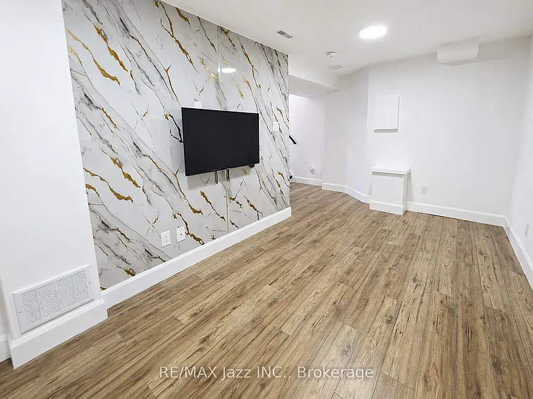 9 Maconnachie Pl #LOWER — Photo 8