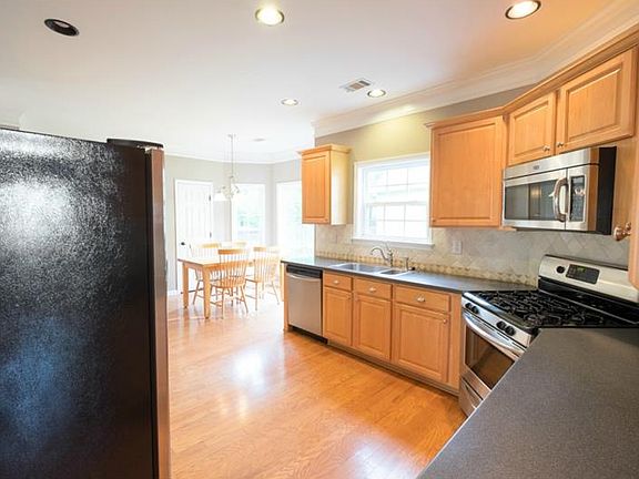 5th image of 618 Lantern Park Ln