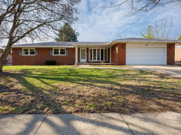 2805 Coventry Ct, Bloomington, IL 61704