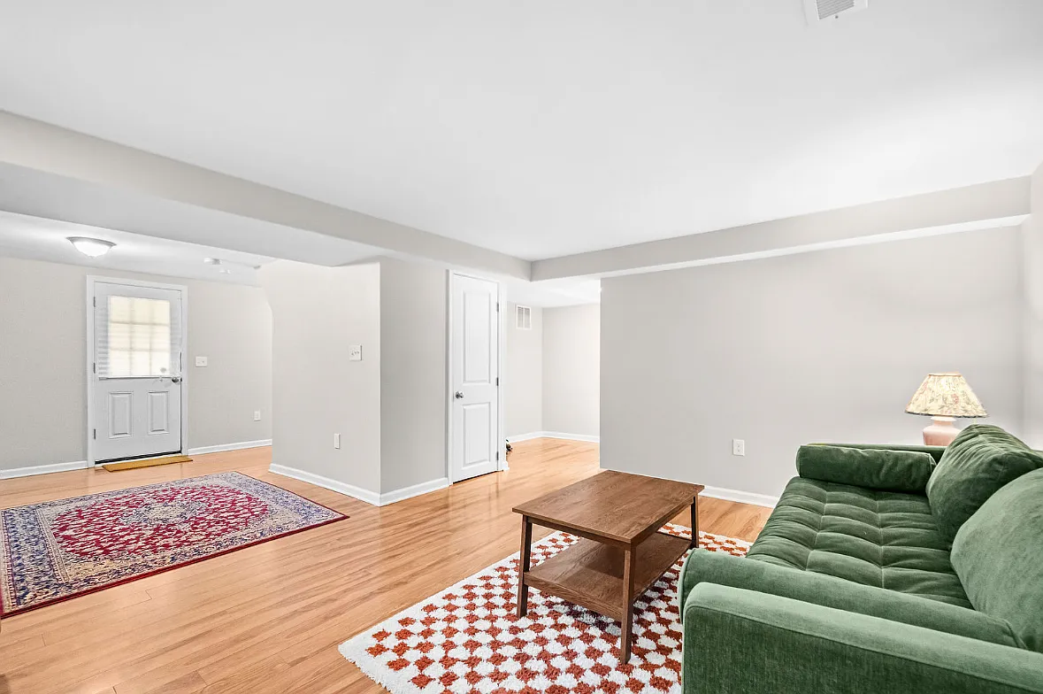 4 bed, 2.0 bath, 1939 sqft, $4,000 — Photo 4