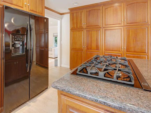 5th image of 860 Laburnum Dr