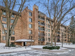 3741 Mission Hills Rd APT 410, Northbrook, IL 60062