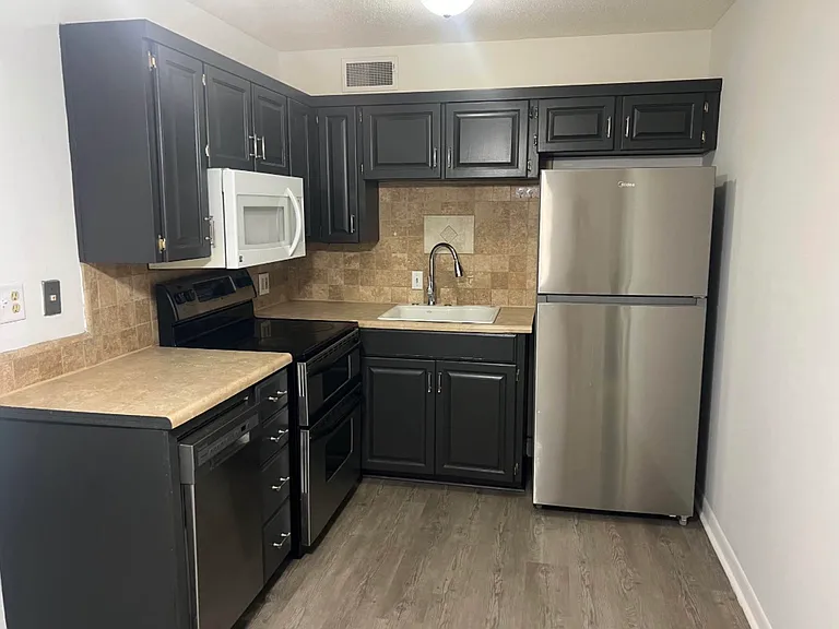 2807 Pembroke Ln #16 — Photo 1