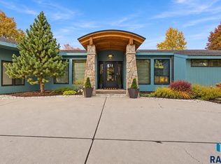 205 E Deer Haven Pl, Sioux Falls, SD 57105