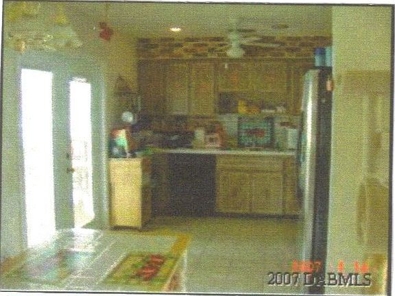 3rd image of 465 Oxford Dr