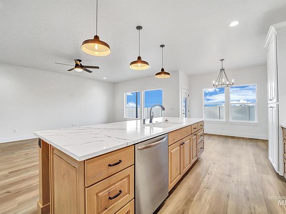 5th image of 1020 Gem Dr