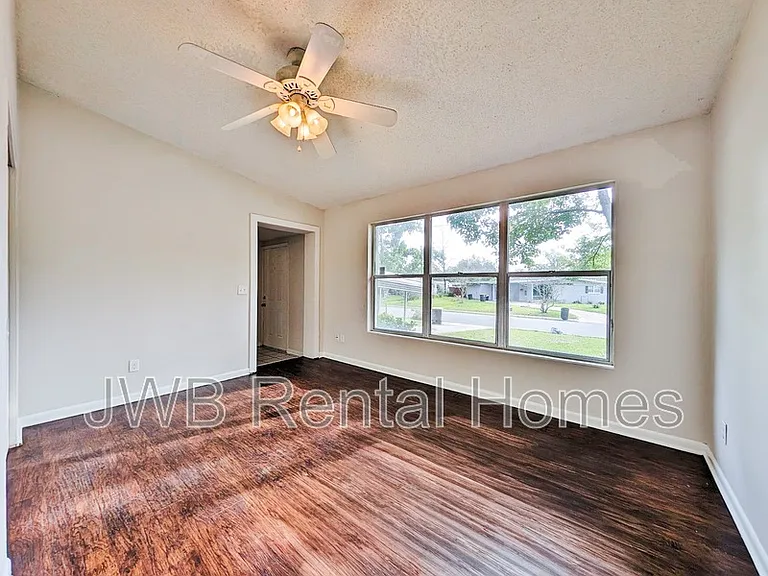 2050 Monteau Dr — Photo 6