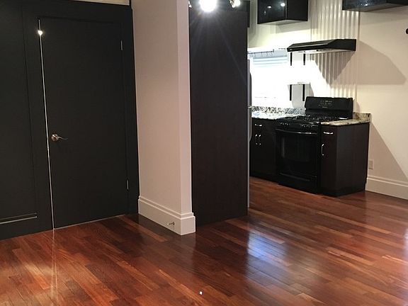 5th image of 1067 Oak St