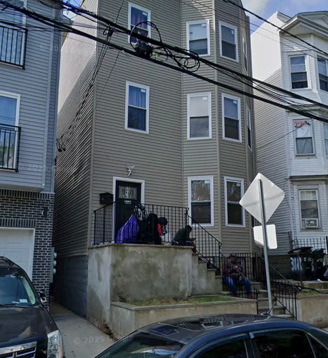 4 bed, $2,600 — Photo 1