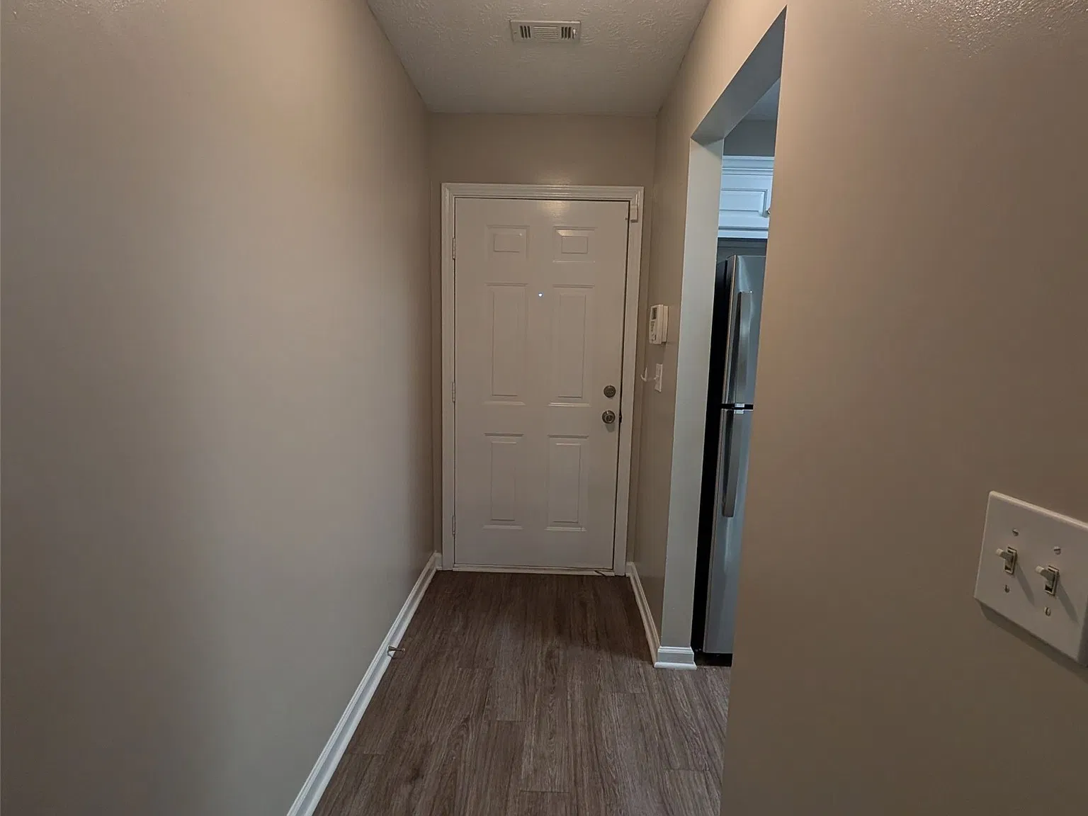 1 bed, 1.0 bath, 700 sqft, $1,050 — Photo 2
