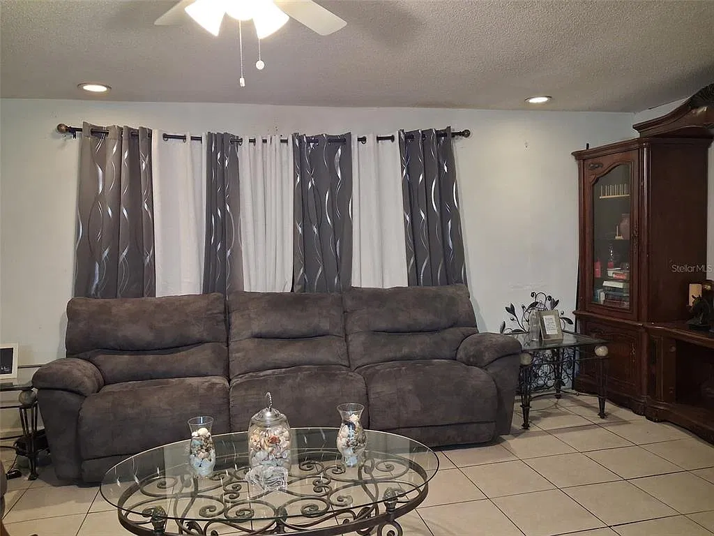 3 bed, 2.0 bath, 2403 sqft, $2,450 — Photo 3