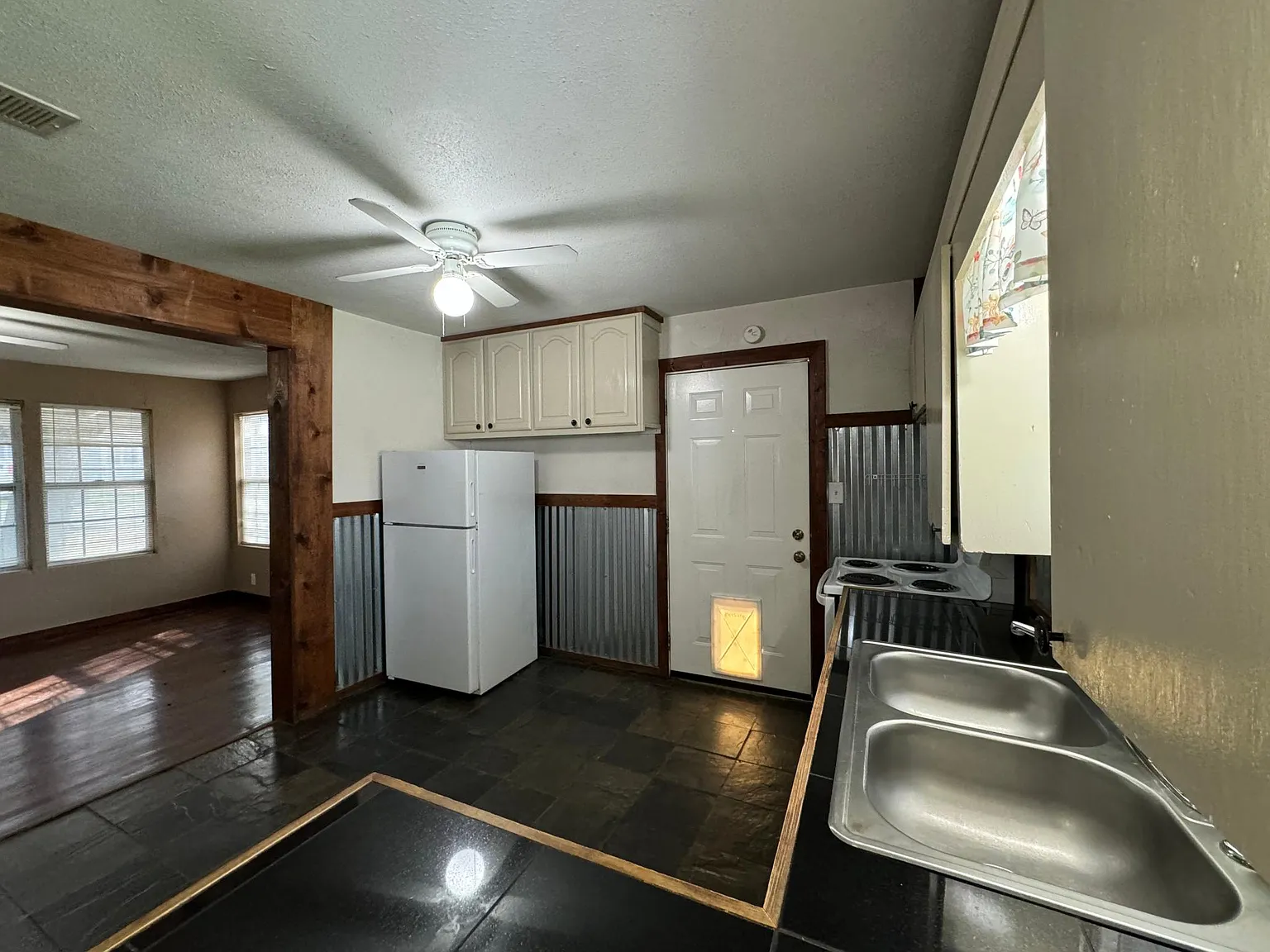 2 bed, 1098 sqft, $1,395 — Photo 2
