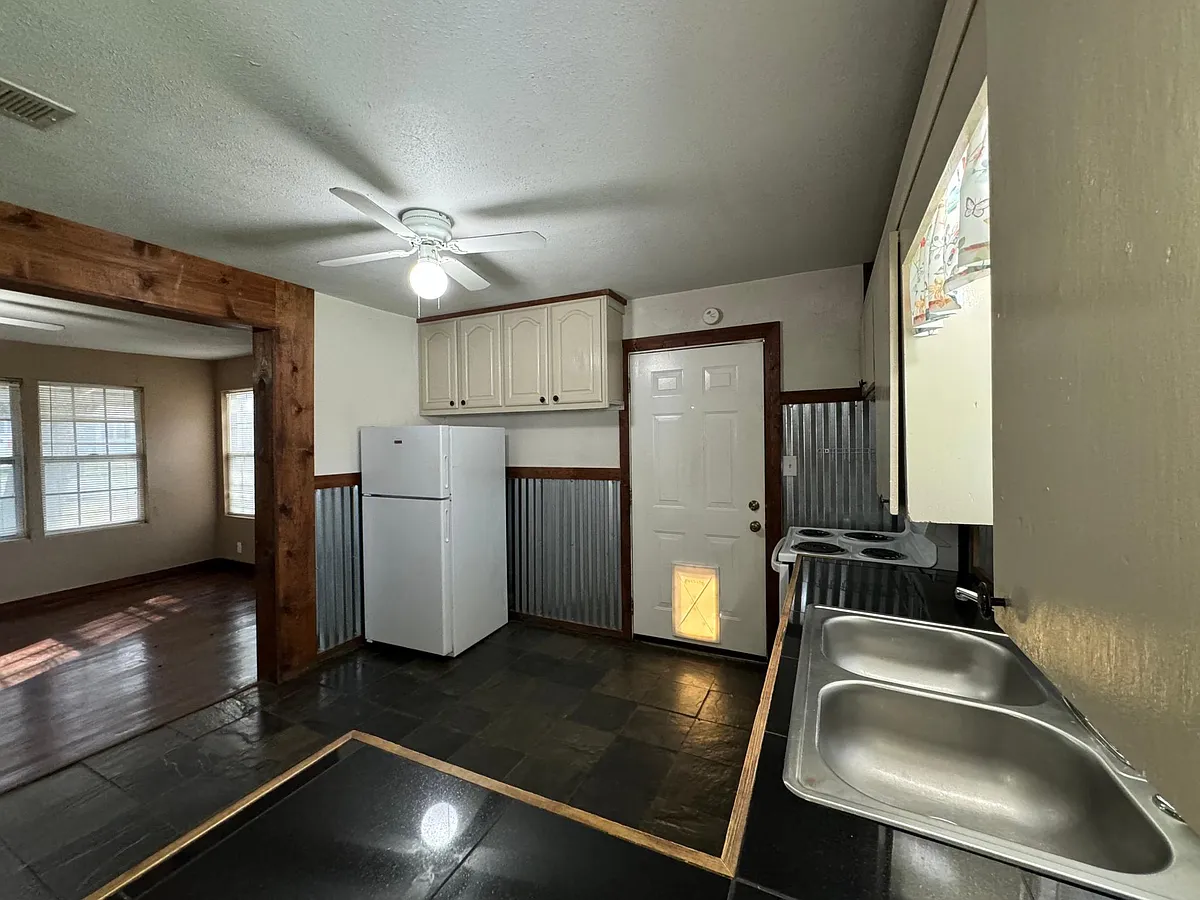 Nice spacious floor plan with hardwoods and slate tile - 610 Jefferson Ave
