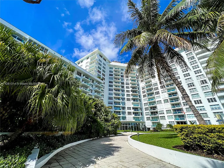 5161 Collins Ave #404 — Photo 37